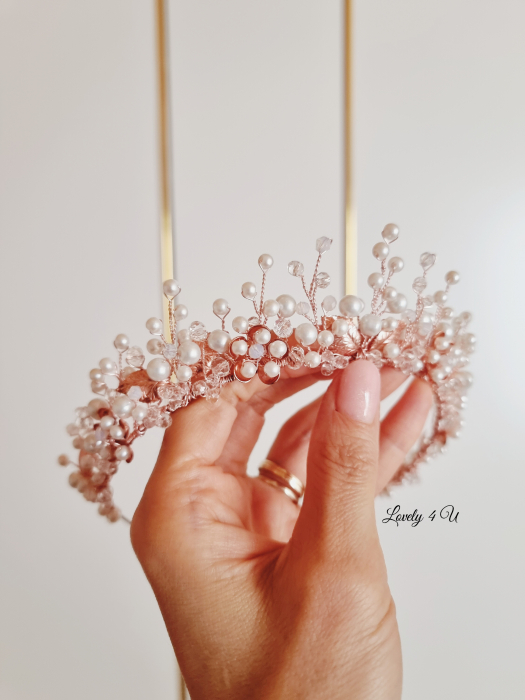 diadema mireasă, Diadema mireasă EVELYN – Coroniță handmade placată cu aur roz, Accesoriu păr mireasă EVELYN – Eleganță și rafinament, Coroniță mireasă cu perle și cristale Swarovski – Model EVELYN, Diadema EVELYN – Bijuterie handmade pentru coafura de nuntă, Accesoriu regal pentru mirese – Coroniță EVELYN placată cu aur roz, Coroniță finuță cu perle și flori metalice – Diadema EVELYN, Accesoriu păr premium pentru mirese – Model EVELYN handmade, Diadema de lux EVELYN – Design sofisticat și strălucitor, Bijuterii mireasă Lovely 4 U – Coroniță EVELYN, Accesoriu personalizabil mireasă – Diadema EVELYN Rose Gold,coroniță mireasă, accesoriu păr mireasă, diadema handmade, bijuterii mireasă, diadema cu perle, coroniță cu cristale Swarovski, accesoriu elegant mireasă, bijuterii nuntă, coroniță finuță, diademă placată cu aur roz, coroniță cu flori modelate manual, accesoriu păr sofisticat, bijuterii handmade România, diadema romantică, coroniță mireasă cu perle și cristale, accesoriu regal mireasă, accesorii premium mireasă, bijuterii placate cu aur roz, coroniță personalizată, accesoriu mireasă stil boho, diademă elegantă, accesoriu păr nuntă, bijuterii de lux mireasă, coroniță mireasă vintage, coroniță mireasă minimalistă, accesoriu păr pentru evenimente speciale, accesorii mireasă handmade, accesoriu păr rafinat, coroniță mireasă florală, bijuterii sofisticate mireasă, accesoriu mireasă delicat și feminin, coroniță mireasă aur roz, accesoriu păr mireasă exclusivist. [3]