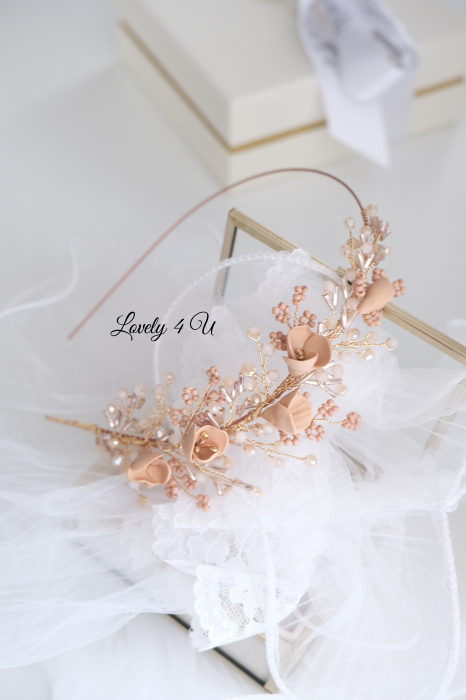 coroniță mireasă aurie, coroniță handmade nuntă, accesoriu păr mireasă, diademă cu flori, coroniță placată cu aur, coroniță asimetrică, coroniță eveniment elegant, coroniță romantică, coroniță cununie civilă, bijuterie păr mireasă, coroniță handmade România, Lovely 4 U, coroniță flori cristale, coroniță păr cu pietre, bentita mireasă unicat, accesoriu de păr handmade, coronita mireasa boho chic, coronita aurie nunta, [3]