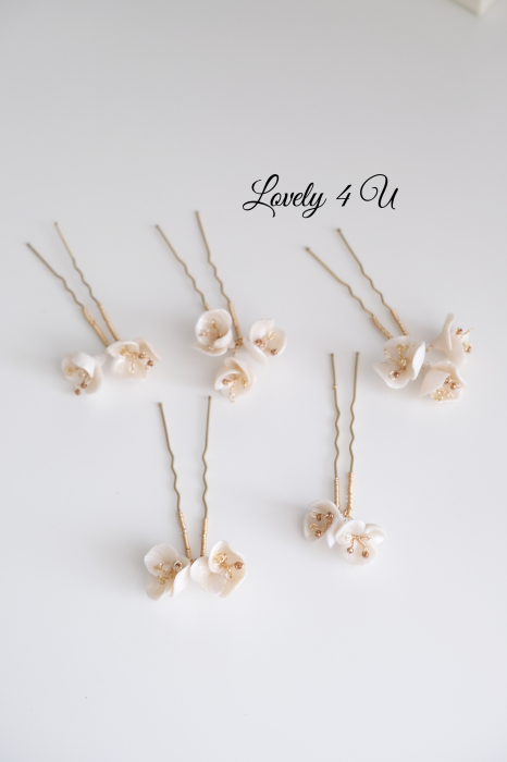 accesorii lovely 4 u, agrafe cu perle pentru mireasa, agrafe cu flori coc mireasa, agrafe cu flori si perle alungite, agrafe cu perle coc mireasa, agrafe aurii, set agrfe par, Accesoriu mic mireasa, diadema cu flori,  acceoriu mireasa, agrafe cu flori mireasa, agrafe mireasa, diadema cu flori mireasa, diadema mireasa, coafuri mireasa bucuresti,  coafuri mireasa cluj, pini cu flori mireasa, pini mireasa, coc mireasa cu diadema [5]