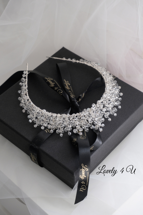 coronita mireasa,Diadema IVONNA – Coroniță Mireasă Handmade cu Cristale Aurora Borealis, Coroniță Regală IVONNA – Accesoriu de Lux pentru Mireasă, Diadema IVONNA – Strălucire și Eleganță pentru Ziua Nunții, Diadema Handmade IVONNA – Cristale și Argint pentru Coafuri Elegante, Coroniță IVONNA – Accesoriu de Păr Premium pentru Mirese, Diadema IVONNA – Design Sofisticat cu Reflexii Aurora Borealis, Coroniță de Poveste IVONNA – Eleganță și Strălucire Handmade, Diadema Placată cu Argint IVONNA – Accesoriu Rafinat de Mireasă, Coroniță pentru Coafuri de Vis – Model IVONNA Handmade, Diadema IVONNA – Strălucește în Ziua Nunții cu un Accesoriu Unicat, diadema cristale mireasa, coronita mireasa printesa, diadema nunta, diadema statement, diadema Swarovski, tiara mireasa, tiara statement, tiara Swarovski, accesorii LOVELY 4 U, CORONITA MIREASA CU CRISTALE, coronita mireasa cu cristale, coronita mireasa cu pietricele, accesori lovely 4u, coronita mireasa timisoara, coronita mireasa cluj, coronita mireasa bucuresti, coronita mireasa brasov, coronita mireasa constanta, bijuterii mireasa cu cristale, coronite mireasa handmade, coronita 2024, mireasa 2024, coafura mireasa cu coronita, coafuri mireasa cu coroata, tiara mireasa cu cristale, lovely for you, [15]