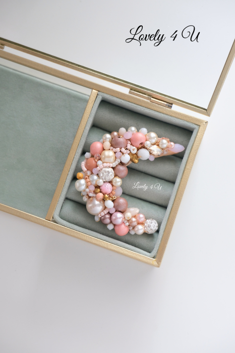BROSA BRAD , ACCESORII LOVELY 4 U, accesorii lovely 4 u, cadou timisoara, brosa coroni de iarna cu pietre colorate, brose colorate, brose craciun, brose cu pietre naturale, brose handmade, brose handmade colorate de craciun, brose pietre semipretioase, cadouri copii craciun, cadouri craciun, cadouri de craciun, cadouri de craciun pentru copii, cadouri de craciun pentru fete,  BIJUTERII LOVELY 4 U, BIJUTERII ACCESORII POM DE CRĂCIUN, BROSE ELEGANTE, CADOU CRACIUN, BIJUTERII CRACIUN, BIJUTERII, BROSE, CADOU DE LUX, ACCESORII DE LUX, IDEI CADOU [6]