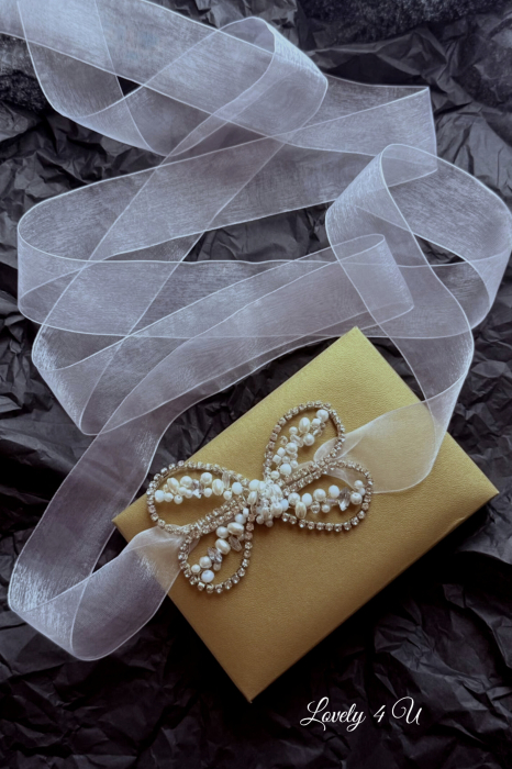 Eșarfă pentru dezgătitul miresei AMELIE – handmade cu fundă din perle și cristale [7]