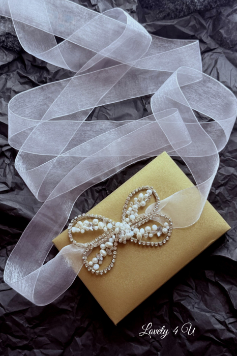 Eșarfă pentru dezgătitul miresei AMELIE – handmade cu fundă din perle și cristale [6]