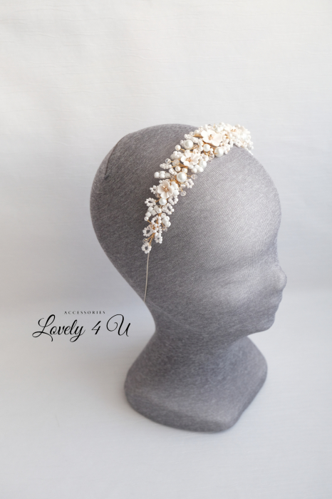 ACCESORII LOVELY 4 U, CORONITA PAR MIREASA, diadema mireasă, coroniță mireasă, accesoriu păr mireasă, coroniță handmade, bijuterii mireasă, diadema cu perle, coroniță cu cristale Swarovski, accesoriu elegant mireasă, bijuterii nuntă, coroniță finuță, diademă placată cu aur, coroniță cu flori modelate manual, accesoriu păr sofisticat, bijuterii handmade România, diadema romantică, coroniță mireasă cu perle și cristale, accesoriu regal mireasă, accesorii premium mireasă, bijuterii placate cu argint 925, coroniță personalizată, accesoriu mireasă stil boho, diademă elegantă, accesoriu păr nuntă, bijuterii de lux mireasă, coroniță mireasă vintage, coroniță mireasă minimalistă, accesoriu păr pentru evenimente speciale, accesorii mireasă handmade, accesoriu păr rafinat, coroniță mireasă florală, bijuterii sofisticate mireasă, accesoriu mireasă delicat și feminin.accesoriu auriu mireasa, accesoriu pentru par, coronita aurie, coronita mireasa, diadema mireasa, tiara cu frunze aurii, TIARA MIREASA, tiara nunta, accesorii LOVELY 4 U, Coronita de lux, mireasa 2024, coronita cu perle mireasa, coroana mireasa, coronita inalta mireasa, coronita premium, coronite de par pentru mirese,CORONITA CU FLORI MIREASA, DIADEMA MIREASA, TIARA MIREASA, ACCESORII CU FLORI MIREASĂ, SET AGRAFE MIREASA, ACCESORII DE PĂR MIREASĂ,  LOVELY 4 U , Set bijuterii mireasa, Set bijuterii mireasa perle, [14]