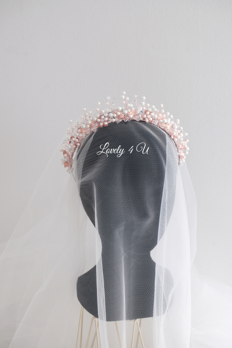 diadema mireasă, Diadema mireasă EVELYN – Coroniță handmade placată cu aur roz, Accesoriu păr mireasă EVELYN – Eleganță și rafinament, Coroniță mireasă cu perle și cristale Swarovski – Model EVELYN, Diadema EVELYN – Bijuterie handmade pentru coafura de nuntă, Accesoriu regal pentru mirese – Coroniță EVELYN placată cu aur roz, Coroniță finuță cu perle și flori metalice – Diadema EVELYN, Accesoriu păr premium pentru mirese – Model EVELYN handmade, Diadema de lux EVELYN – Design sofisticat și strălucitor, Bijuterii mireasă Lovely 4 U – Coroniță EVELYN, Accesoriu personalizabil mireasă – Diadema EVELYN Rose Gold,coroniță mireasă, accesoriu păr mireasă, diadema handmade, bijuterii mireasă, diadema cu perle, coroniță cu cristale Swarovski, accesoriu elegant mireasă, bijuterii nuntă, coroniță finuță, diademă placată cu aur roz, coroniță cu flori modelate manual, accesoriu păr sofisticat, bijuterii handmade România, diadema romantică, coroniță mireasă cu perle și cristale, accesoriu regal mireasă, accesorii premium mireasă, bijuterii placate cu aur roz, coroniță personalizată, accesoriu mireasă stil boho, diademă elegantă, accesoriu păr nuntă, bijuterii de lux mireasă, coroniță mireasă vintage, coroniță mireasă minimalistă, accesoriu păr pentru evenimente speciale, accesorii mireasă handmade, accesoriu păr rafinat, coroniță mireasă florală, bijuterii sofisticate mireasă, accesoriu mireasă delicat și feminin, coroniță mireasă aur roz, accesoriu păr mireasă exclusivist. [9]