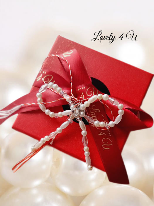 broșă handmade, broșă elegantă, broșă cu perle, accesoriu handmade, broșă placată cu argint, mărțișor de lux, cadou 1 martie, cadou 8 martie, bijuterie handmade, accesoriu rafinat, broșă unicat, broșă sofisticată, accesorii premium, broșă pentru sacou, bijuterii Lovely 4 U, broșă cu cristale, broșă cadou, accesorii fashion, bijuterii statement, broșă cu funda, broșă femei elegante, bijuterii delicate, cadouri handmade, accesoriu broșă perle, broșă fashion, bijuterii România, accesoriu special doamne, broșă cu perle naturale, accesoriu stilat, bijuterii lucrate manual, cadou femei stilate, accesorii deosebite, bijuterii placate cu argint, broșă fundă handmade. [2]