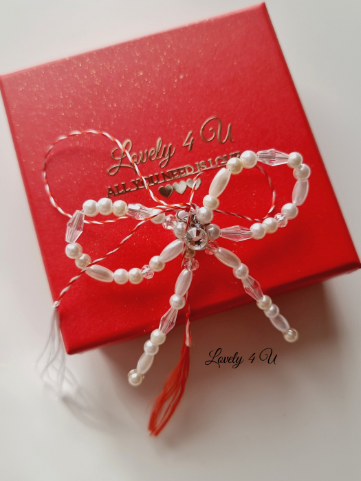 broșă handmade, broșă elegantă, broșă cu perle, accesoriu handmade, broșă placată cu argint, mărțișor de lux, cadou 1 martie, cadou 8 martie, bijuterie handmade, accesoriu rafinat, broșă unicat, broșă sofisticată, accesorii premium, broșă pentru sacou, bijuterii Lovely 4 U, broșă cu cristale, broșă cadou, accesorii fashion, bijuterii statement, broșă cu funda, broșă femei elegante, bijuterii delicate, cadouri handmade, accesoriu broșă perle, broșă fashion, bijuterii România, accesoriu special doamne, broșă cu perle naturale, accesoriu stilat, bijuterii lucrate manual, cadou femei stilate, accesorii deosebite, bijuterii placate cu argint, broșă fundă handmade. [4]