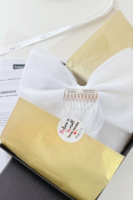 funda mireasă, funda dezgătitul miresei, funda din tull, funda handmade mireasă, accesorii dezgătit mireasă, funda elegantă nuntă, esarfă mireasă, funda cu mesaj, funda mireasă cu mesaj motivațional, accesorii tradiții nuntă, funda mirese românia, funda mireasă AMINA, believe in yourself, you are amazing, accesorii nuntă handmade, accesorii personalizate mireasă, funda pentru finalul nunții, funda mireasă delicată, funda mireasă tull fin, funda cu mesaj pe verso, [6]