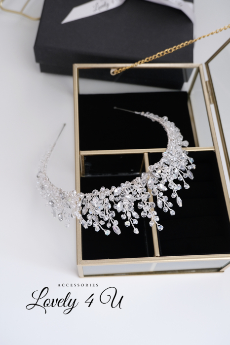 Coroniță mireasa, Diadema mireasa, Tiară mireasa, Coronita de par mireasa,DIADEMA MIREASA, ACCESORII DE PAR MIREASA,  Tiara mireasa cu pietricele, Coronita cristale. accesoriu auriu mireasa, accesoriu pentru par, coronita aurie, coronita mireasa, diadema mireasa, tiara cu frunze aurii, TIARA MIREASA, tiara nunta, accesorii LOVELY 4 U, Coronita de lux, mireasa 2024, coronita cu perle mireasa, coroana mireasa, coronita inalta mireasa, coronita premium, coronite de par pentru mirese [15]
