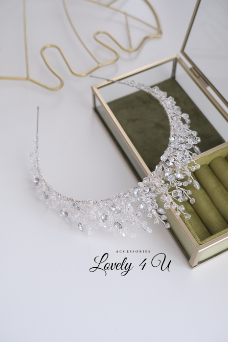 Coroniță mireasa, Diadema mireasa, Tiară mireasa, Coronita de par mireasa,DIADEMA MIREASA, ACCESORII DE PAR MIREASA,  Tiara mireasa cu pietricele, Coronita cristale. accesoriu auriu mireasa, accesoriu pentru par, coronita aurie, coronita mireasa, diadema mireasa, tiara cu frunze aurii, TIARA MIREASA, tiara nunta, accesorii LOVELY 4 U, Coronita de lux, mireasa 2024, coronita cu perle mireasa, coroana mireasa, coronita inalta mireasa, coronita premium, coronite de par pentru mirese [17]