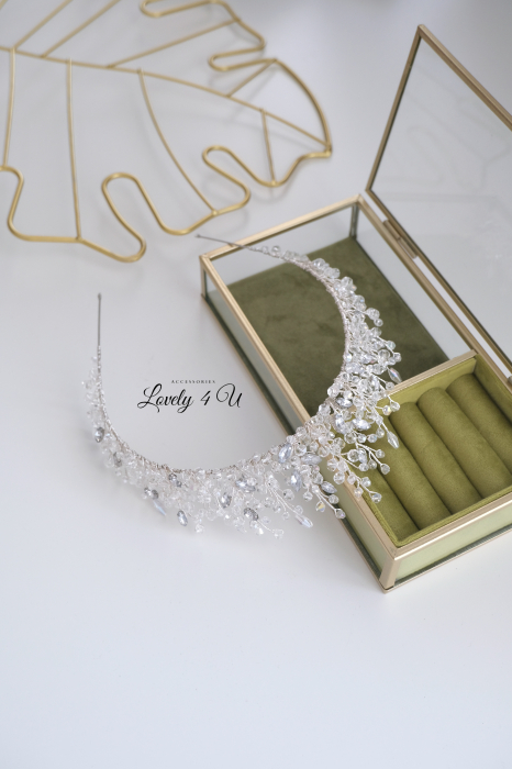 Coroniță mireasa, Diadema mireasa, Tiară mireasa, Coronita de par mireasa,DIADEMA MIREASA, ACCESORII DE PAR MIREASA,  Tiara mireasa cu pietricele, Coronita cristale. accesoriu auriu mireasa, accesoriu pentru par, coronita aurie, coronita mireasa, diadema mireasa, tiara cu frunze aurii, TIARA MIREASA, tiara nunta, accesorii LOVELY 4 U, Coronita de lux, mireasa 2024, coronita cu perle mireasa, coroana mireasa, coronita inalta mireasa, coronita premium, coronite de par pentru mirese [18]