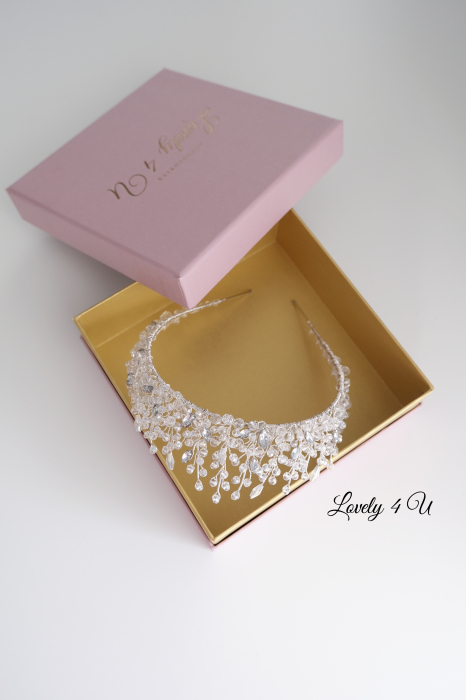 Coroniță mireasa, Diadema mireasa, Tiară mireasa, Coronita de par mireasa,DIADEMA MIREASA, ACCESORII DE PAR MIREASA,  Tiara mireasa cu pietricele, Coronita cristale. accesoriu auriu mireasa, accesoriu pentru par, coronita aurie, coronita mireasa, diadema mireasa, tiara cu frunze aurii, TIARA MIREASA, tiara nunta, accesorii LOVELY 4 U, Coronita de lux, mireasa 2024, coronita cu perle mireasa, coroana mireasa, coronita inalta mireasa, coronita premium, coronite de par pentru mirese [23]