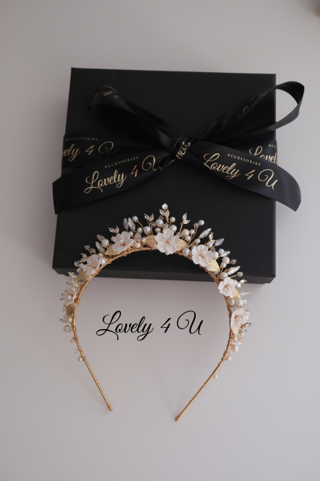 Coronita de lux, Coronita mireasa, Coronita  cu perle. Coronita mireasa cu perle, Accesorii mireasa, Coronita mireasa cu flori, Diadema mireasa, Tiara mireasa, Bijuterii mireasa de lux, Accesorii Lovely 4 U, lovely4u.ro, accesoriu auriu mireasa, accesoriu pentru par, coronita aurie, coronita mireasa, diadema mireasa, tiara cu frunze aurii, TIARA MIREASA, tiara nunta, accesorii LOVELY 4 U, Coronita de lux, mireasa 2024, coronita cu perle mireasa, coroana mireasa, coronita inalta mireasa, coronita premium, coronite de par pentru mirese [3]