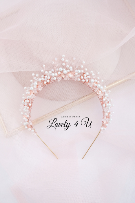 diadema mireasă, Diadema mireasă EVELYN – Coroniță handmade placată cu aur roz, Accesoriu păr mireasă EVELYN – Eleganță și rafinament, Coroniță mireasă cu perle și cristale Swarovski – Model EVELYN, Diadema EVELYN – Bijuterie handmade pentru coafura de nuntă, Accesoriu regal pentru mirese – Coroniță EVELYN placată cu aur roz, Coroniță finuță cu perle și flori metalice – Diadema EVELYN, Accesoriu păr premium pentru mirese – Model EVELYN handmade, Diadema de lux EVELYN – Design sofisticat și strălucitor, Bijuterii mireasă Lovely 4 U – Coroniță EVELYN, Accesoriu personalizabil mireasă – Diadema EVELYN Rose Gold,coroniță mireasă, accesoriu păr mireasă, diadema handmade, bijuterii mireasă, diadema cu perle, coroniță cu cristale Swarovski, accesoriu elegant mireasă, bijuterii nuntă, coroniță finuță, diademă placată cu aur roz, coroniță cu flori modelate manual, accesoriu păr sofisticat, bijuterii handmade România, diadema romantică, coroniță mireasă cu perle și cristale, accesoriu regal mireasă, accesorii premium mireasă, bijuterii placate cu aur roz, coroniță personalizată, accesoriu mireasă stil boho, diademă elegantă, accesoriu păr nuntă, bijuterii de lux mireasă, coroniță mireasă vintage, coroniță mireasă minimalistă, accesoriu păr pentru evenimente speciale, accesorii mireasă handmade, accesoriu păr rafinat, coroniță mireasă florală, bijuterii sofisticate mireasă, accesoriu mireasă delicat și feminin, coroniță mireasă aur roz, accesoriu păr mireasă exclusivist. [8]