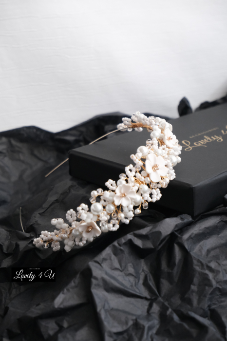 ACCESORII LOVELY 4 U, CORONITA PAR MIREASA, diadema mireasă, coroniță mireasă, accesoriu păr mireasă, coroniță handmade, bijuterii mireasă, diadema cu perle, coroniță cu cristale Swarovski, accesoriu elegant mireasă, bijuterii nuntă, coroniță finuță, diademă placată cu aur, coroniță cu flori modelate manual, accesoriu păr sofisticat, bijuterii handmade România, diadema romantică, coroniță mireasă cu perle și cristale, accesoriu regal mireasă, accesorii premium mireasă, bijuterii placate cu argint 925, coroniță personalizată, accesoriu mireasă stil boho, diademă elegantă, accesoriu păr nuntă, bijuterii de lux mireasă, coroniță mireasă vintage, coroniță mireasă minimalistă, accesoriu păr pentru evenimente speciale, accesorii mireasă handmade, accesoriu păr rafinat, coroniță mireasă florală, bijuterii sofisticate mireasă, accesoriu mireasă delicat și feminin.accesoriu auriu mireasa, accesoriu pentru par, coronita aurie, coronita mireasa, diadema mireasa, tiara cu frunze aurii, TIARA MIREASA, tiara nunta, accesorii LOVELY 4 U, Coronita de lux, mireasa 2024, coronita cu perle mireasa, coroana mireasa, coronita inalta mireasa, coronita premium, coronite de par pentru mirese,CORONITA CU FLORI MIREASA, DIADEMA MIREASA, TIARA MIREASA, ACCESORII CU FLORI MIREASĂ, SET AGRAFE MIREASA, ACCESORII DE PĂR MIREASĂ,  LOVELY 4 U , Set bijuterii mireasa, Set bijuterii mireasa perle, [3]