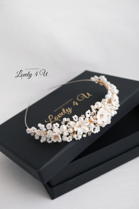 ACCESORII LOVELY 4 U, CORONITA PAR MIREASA, diadema mireasă, coroniță mireasă, accesoriu păr mireasă, coroniță handmade, bijuterii mireasă, diadema cu perle, coroniță cu cristale Swarovski, accesoriu elegant mireasă, bijuterii nuntă, coroniță finuță, diademă placată cu aur, coroniță cu flori modelate manual, accesoriu păr sofisticat, bijuterii handmade România, diadema romantică, coroniță mireasă cu perle și cristale, accesoriu regal mireasă, accesorii premium mireasă, bijuterii placate cu argint 925, coroniță personalizată, accesoriu mireasă stil boho, diademă elegantă, accesoriu păr nuntă, bijuterii de lux mireasă, coroniță mireasă vintage, coroniță mireasă minimalistă, accesoriu păr pentru evenimente speciale, accesorii mireasă handmade, accesoriu păr rafinat, coroniță mireasă florală, bijuterii sofisticate mireasă, accesoriu mireasă delicat și feminin.accesoriu auriu mireasa, accesoriu pentru par, coronita aurie, coronita mireasa, diadema mireasa, tiara cu frunze aurii, TIARA MIREASA, tiara nunta, accesorii LOVELY 4 U, Coronita de lux, mireasa 2024, coronita cu perle mireasa, coroana mireasa, coronita inalta mireasa, coronita premium, coronite de par pentru mirese,CORONITA CU FLORI MIREASA, DIADEMA MIREASA, TIARA MIREASA, ACCESORII CU FLORI MIREASĂ, SET AGRAFE MIREASA, ACCESORII DE PĂR MIREASĂ,  LOVELY 4 U , Set bijuterii mireasa, Set bijuterii mireasa perle, [11]