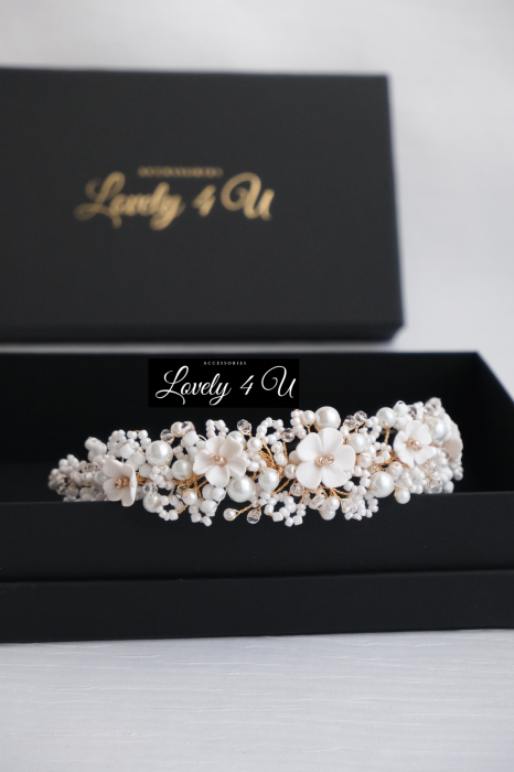 ACCESORII LOVELY 4 U, CORONITA PAR MIREASA, diadema mireasă, coroniță mireasă, accesoriu păr mireasă, coroniță handmade, bijuterii mireasă, diadema cu perle, coroniță cu cristale Swarovski, accesoriu elegant mireasă, bijuterii nuntă, coroniță finuță, diademă placată cu aur, coroniță cu flori modelate manual, accesoriu păr sofisticat, bijuterii handmade România, diadema romantică, coroniță mireasă cu perle și cristale, accesoriu regal mireasă, accesorii premium mireasă, bijuterii placate cu argint 925, coroniță personalizată, accesoriu mireasă stil boho, diademă elegantă, accesoriu păr nuntă, bijuterii de lux mireasă, coroniță mireasă vintage, coroniță mireasă minimalistă, accesoriu păr pentru evenimente speciale, accesorii mireasă handmade, accesoriu păr rafinat, coroniță mireasă florală, bijuterii sofisticate mireasă, accesoriu mireasă delicat și feminin.accesoriu auriu mireasa, accesoriu pentru par, coronita aurie, coronita mireasa, diadema mireasa, tiara cu frunze aurii, TIARA MIREASA, tiara nunta, accesorii LOVELY 4 U, Coronita de lux, mireasa 2024, coronita cu perle mireasa, coroana mireasa, coronita inalta mireasa, coronita premium, coronite de par pentru mirese,CORONITA CU FLORI MIREASA, DIADEMA MIREASA, TIARA MIREASA, ACCESORII CU FLORI MIREASĂ, SET AGRAFE MIREASA, ACCESORII DE PĂR MIREASĂ,  LOVELY 4 U , Set bijuterii mireasa, Set bijuterii mireasa perle, [8]