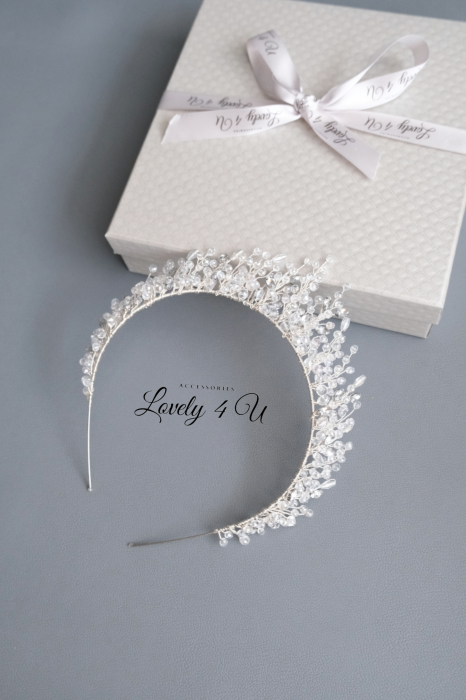 Coroniță mireasa, Diadema mireasa, Tiară mireasa, Coronita de par mireasa,DIADEMA MIREASA, ACCESORII DE PAR MIREASA,  Tiara mireasa cu pietricele, Coronita cristale. accesoriu auriu mireasa, accesoriu pentru par, coronita aurie, coronita mireasa, diadema mireasa, tiara cu frunze aurii, TIARA MIREASA, tiara nunta, accesorii LOVELY 4 U, Coronita de lux, mireasa 2024, coronita cu perle mireasa, coroana mireasa, coronita inalta mireasa, coronita premium, coronite de par pentru mirese [14]