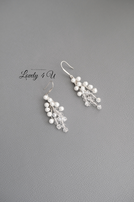 cercei mireasă, cercei lungi cu perle, cercei lungi cu cristale, cercei handmade România, cercei argint 925, cercei placat aur alb, cercei eleganți eveniment, cercei lungi mireasă, cercei cununie civilă, cercei nuntă handmade, cercei cu perle și cristale, cercei mireasă albi, cercei damă eleganți, cercei bridal handmade, bijuterii mireasă România, cercei lungi rafinați, cercei Lovely 4 U, cercei cu torțițe argint, cercei lungi eleganți, [3]