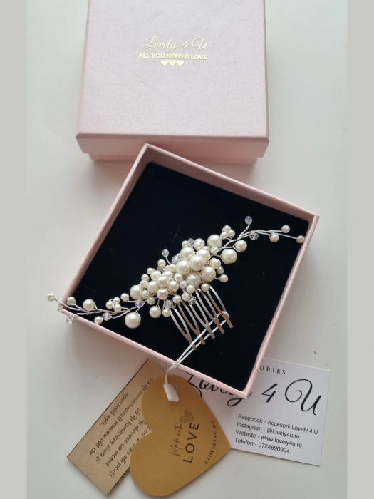 PIEPTAN MIREASA cu perle albe, DIADEMA MIREASA CU PERLE, ACCESORIU PAR MIREASA CU PERLE, ACCESORII DE PAR MIRESE, ACCESORII NUNTA, ACCESORII CU PERLE, DIADEMA CU PERLE, PIEPTAN VOAL MIREASA, BIJUTERII PAR MIREASA, CORONITA, TIARA, AGRAFA COC MIREASA. ACCESORIU MIC MIREASA, ACCESORIU VOAL MIREASA [14]