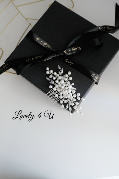 Diadema IVY – Accesoriu Mireasă Handmade cu Perle și Cristale, Diademă Elegantă pentru Mireasă – Perle și Cristale, Placată cu Argint, Accesoriu de Păr pentru Mireasă – Diadema IVY Handmade în România, Diadema IVY – Pieptan Mireasă cu Cristale și Perle pentru Coafuri de Vis, Diademă Rafinată cu Perle și Cristale – Accesoriu Perfect pentru Nuntă, Accesoriu Delicat pentru Mireasă – Diadema IVY Handmade, Strălucire și Eleganță, Pieptan Mireasă IVY – Accesoriu Elegant cu Perle și Cristale, Accesorii Handmade pentru Mirese – Diadema IVY cu Cristale și Argint 925, Diadema IVY – Accesoriu Romantic pentru Coafuri Mireasă, Handmade, Coroniță pentru Mireasă – Diadema IVY cu Strălucire și Detalii Fine,PIEPTAN MIREASA, DIADEMA MIREASA, ACCESORIU PAR MIREASA, ACCESORII DE PAR MIRESE, ACCESORII NUNTA, ACCESORII CU PERLE, DIADEMA CU PERLE, PIEPTAN VOAL MIREASA, BIJUTERII PAR MIREASA, [17]