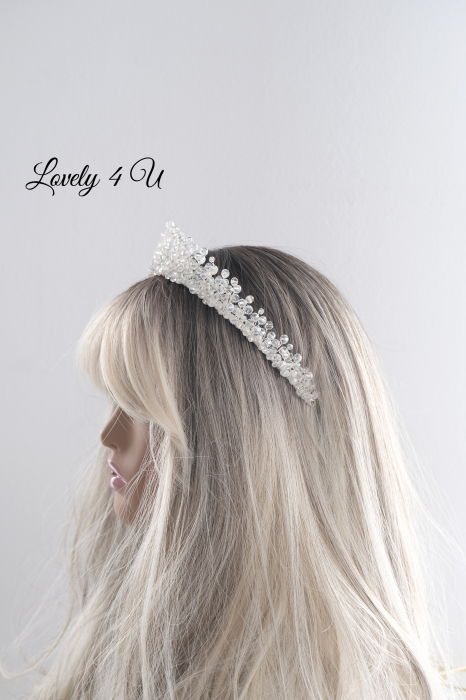 CORONITA MIREASA, DIADEMA MIREASA, COAFURI MIREASA, IDEI nunta, Coronița JASMIN - Accesoriu Elegant Handmade pentru Mirese Coronița JASMIN - Strălucire și Rafinament cu Cristale și Argint 925 JASMIN - Coroniță Handmade pentru Coafuri de Mireasă Coronița de Mireasă JASMIN - Detalii Fine și Cristale Strălucitoare JASMIN - Diademă Handmade, Placată cu Argint 925, pentru Mirese Accesoriu Mireasă JASMIN - Coroniță Handmade cu Cristale Premium Coronița JASMIN - Eleganță și Strălucire pentru Ziua Nunții  BIJUTERII MIREASA, TIARA MIREASA, ACCESORII LOVELY 4 U, BIJUTERII 2023, CORONITE MIRESE, DIADEME MIRESE, [7]