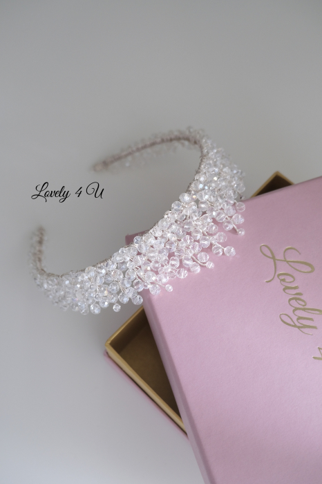 CORONITA MIREASA, DIADEMA MIREASA, COAFURI MIREASA, IDEI nunta, Coronița JASMIN - Accesoriu Elegant Handmade pentru Mirese Coronița JASMIN - Strălucire și Rafinament cu Cristale și Argint 925 JASMIN - Coroniță Handmade pentru Coafuri de Mireasă Coronița de Mireasă JASMIN - Detalii Fine și Cristale Strălucitoare JASMIN - Diademă Handmade, Placată cu Argint 925, pentru Mirese Accesoriu Mireasă JASMIN - Coroniță Handmade cu Cristale Premium Coronița JASMIN - Eleganță și Strălucire pentru Ziua Nunții  BIJUTERII MIREASA, TIARA MIREASA, ACCESORII LOVELY 4 U, BIJUTERII 2023, CORONITE MIRESE, DIADEME MIRESE, [5]