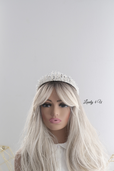 CORONITA MIREASA, DIADEMA MIREASA, COAFURI MIREASA, IDEI nunta, Coronița JASMIN - Accesoriu Elegant Handmade pentru Mirese Coronița JASMIN - Strălucire și Rafinament cu Cristale și Argint 925 JASMIN - Coroniță Handmade pentru Coafuri de Mireasă Coronița de Mireasă JASMIN - Detalii Fine și Cristale Strălucitoare JASMIN - Diademă Handmade, Placată cu Argint 925, pentru Mirese Accesoriu Mireasă JASMIN - Coroniță Handmade cu Cristale Premium Coronița JASMIN - Eleganță și Strălucire pentru Ziua Nunții  BIJUTERII MIREASA, TIARA MIREASA, ACCESORII LOVELY 4 U, BIJUTERII 2023, CORONITE MIRESE, DIADEME MIRESE, [10]