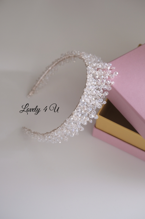 CORONITA MIREASA, DIADEMA MIREASA, COAFURI MIREASA, IDEI nunta, Coronița JASMIN - Accesoriu Elegant Handmade pentru Mirese Coronița JASMIN - Strălucire și Rafinament cu Cristale și Argint 925 JASMIN - Coroniță Handmade pentru Coafuri de Mireasă Coronița de Mireasă JASMIN - Detalii Fine și Cristale Strălucitoare JASMIN - Diademă Handmade, Placată cu Argint 925, pentru Mirese Accesoriu Mireasă JASMIN - Coroniță Handmade cu Cristale Premium Coronița JASMIN - Eleganță și Strălucire pentru Ziua Nunții  BIJUTERII MIREASA, TIARA MIREASA, ACCESORII LOVELY 4 U, BIJUTERII 2023, CORONITE MIRESE, DIADEME MIRESE, [12]