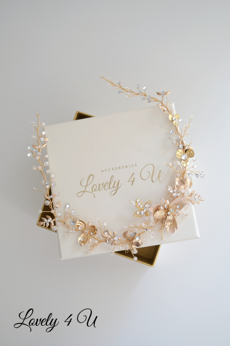 Diadema mireasa, Coroniță mireasa aurie, Accesorii Lovely 4 U, Diadema KARINA Princess – Accesoriu Handmade Elegant pentru Mirese, Diadema KARINA Princess – Strălucire Aurie cu Cristale Swarovski, Diadema KARINA Princess – Design Romantic și Sofisticat, Diadema KARINA Princess – Accesoriu de Lux Placat cu Aur 18K, Diadema KARINA Princess – Perfectă pentru Cocuri și Coafuri Împletite, Diadema KARINA Princess – Accesoriu Versatil pentru Mirese, Diadema KARINA Princess – Strălucire și Eleganță pentru Evenimente Speciale, Accesorii nuntă, Accesorii de lux nuntă, Bijuterii păr mireasă Accesoriu lung mireasa,  Diadema mireasa cu pietricele, Diadema, Bentiță mireasa cu Swarovski, Bentiță aurie, Bentițe mireasă [14]