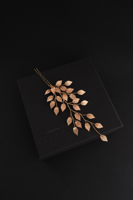 Accesorii mirese, Accesorii nasa , Agrafa stil grecesc,Diadema LORIS – Accesoriu Handmade Elegant pentru Mirese, Diadema LORIS – Frunzulițe Metalice Placate cu Aur 18K, Diadema LORIS – Design Sofisticat și Natural, Diadema LORIS – Perfectă pentru Cocuri și Împletituri, Diadema LORIS – Accesoriu Versatil pentru Mirese, Diadema LORIS – Varianta Argintie cu Pietricele Verzi, Diadema LORIS – Strălucire și Eleganță pentru Evenimente Speciale, Accesorii de par cu frunze aurii,Accesorii  frunza, accesoriu de par mirese cu frunze, bijuterii par mireasa, agrafe coc mireasa, Accesorii stil grecesc, Accesorii LOVELY 4 U [6]