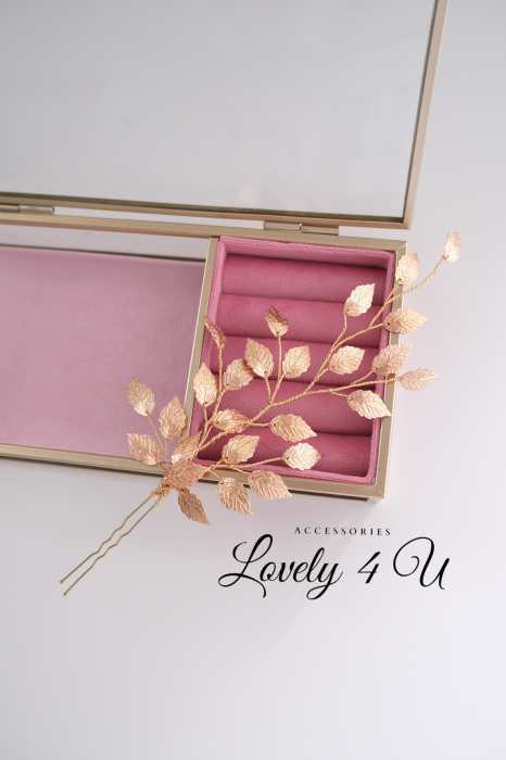 Accesorii mirese, Accesorii nasa , Agrafa stil grecesc,Diadema LORIS – Accesoriu Handmade Elegant pentru Mirese, Diadema LORIS – Frunzulițe Metalice Placate cu Aur 18K, Diadema LORIS – Design Sofisticat și Natural, Diadema LORIS – Perfectă pentru Cocuri și Împletituri, Diadema LORIS – Accesoriu Versatil pentru Mirese, Diadema LORIS – Varianta Argintie cu Pietricele Verzi, Diadema LORIS – Strălucire și Eleganță pentru Evenimente Speciale, Accesorii de par cu frunze aurii,Accesorii  frunza, accesoriu de par mirese cu frunze, bijuterii par mireasa, agrafe coc mireasa, Accesorii stil grecesc, Accesorii LOVELY 4 U [5]