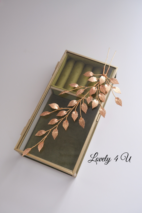 Accesorii mirese, Accesorii nasa , Agrafa stil grecesc,Diadema LORIS – Accesoriu Handmade Elegant pentru Mirese, Diadema LORIS – Frunzulițe Metalice Placate cu Aur 18K, Diadema LORIS – Design Sofisticat și Natural, Diadema LORIS – Perfectă pentru Cocuri și Împletituri, Diadema LORIS – Accesoriu Versatil pentru Mirese, Diadema LORIS – Varianta Argintie cu Pietricele Verzi, Diadema LORIS – Strălucire și Eleganță pentru Evenimente Speciale, Accesorii de par cu frunze aurii,Accesorii  frunza, accesoriu de par mirese cu frunze, bijuterii par mireasa, agrafe coc mireasa, Accesorii stil grecesc, Accesorii LOVELY 4 U [9]