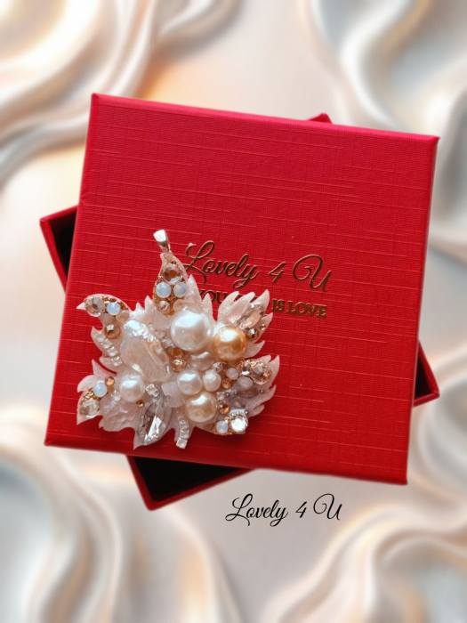 Magia din Tine” – Broșă Frunză cu Perle ale Feminității : perle Baroc, perle naturale, perle Swarovski, piata lunii, broșă eleganta handmade cu mesaj pe verso : YOU ARE BEAUTIFUL, YOU ARE AMAZING [7]