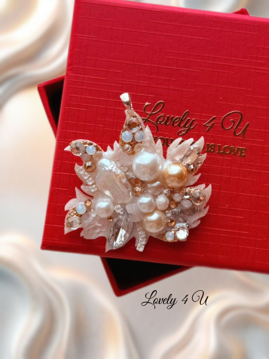 Magia din Tine” – Broșă Frunză cu Perle ale Feminității : perle Baroc, perle naturale, perle Swarovski, piata lunii, broșă eleganta handmade cu mesaj pe verso : YOU ARE BEAUTIFUL, YOU ARE AMAZING [2]