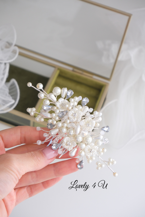 PIEPTAN MIREASA, DIADEMA MIREASA, ACCESORIU PAR MIREASA, ACCESORII DE PAR MIRESE, ACCESORII NUNTA, ACCESORII CU PERLE, DIADEMA CU PERLE, PIEPTAN VOAL MIREASA, BIJUTERII PAR MIREASA, CORONITA, TIARA, diadema cu flori, diadema argint, agrafe coc, Diadema coc mireasa, Set bijuterii mireasa [4]