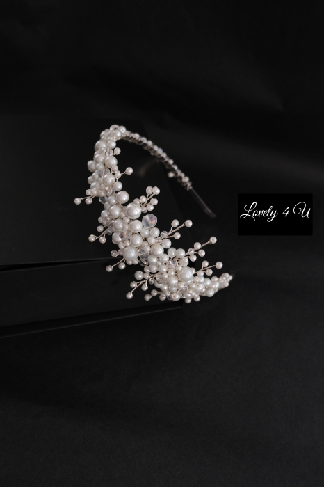 coroniță mireasă, diademă mireasă, accesoriu păr mireasă, coroniță handmade, coroniță cu perle, diademă elegantă, bijuterii mireasă, accesorii păr nuntă, coroniță placată cu argint, diademă cu cristale, accesorii elegante mireasă, coroniță delicată, diademă premium, accesoriu păr sofisticat, coroniță romantică, bijuterii handmade, accesoriu păr de lux, coroniță deosebită, accesorii păr mireasă elegante, diademă strălucitoare, coroniță rafinată, accesoriu păr personalizat, coroniță pentru bucle lejere, diademă pentru coc, accesorii Lovely 4 U, bijuterii nuntă, coroniță pentru coafuri deosebite, coroniță cu pietricele, diademă mireasă handmade, accesorii de păr rafinate, coroniță pentru coafuri romantice, bijuterii placate cu argint, diademă personalizabilă, accesoriu mireasă premium, coroniță pentru coafuri elegante, bijuterii fine mireasă. [3]