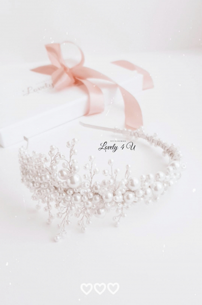coroniță mireasă, diademă mireasă, accesoriu păr mireasă, coroniță handmade, coroniță cu perle, diademă elegantă, bijuterii mireasă, accesorii păr nuntă, coroniță placată cu argint, diademă cu cristale, accesorii elegante mireasă, coroniță delicată, diademă premium, accesoriu păr sofisticat, coroniță romantică, bijuterii handmade, accesoriu păr de lux, coroniță deosebită, accesorii păr mireasă elegante, diademă strălucitoare, coroniță rafinată, accesoriu păr personalizat, coroniță pentru bucle lejere, diademă pentru coc, accesorii Lovely 4 U, bijuterii nuntă, coroniță pentru coafuri deosebite, coroniță cu pietricele, diademă mireasă handmade, accesorii de păr rafinate, coroniță pentru coafuri romantice, bijuterii placate cu argint, diademă personalizabilă, accesoriu mireasă premium, coroniță pentru coafuri elegante, bijuterii fine mireasă. [5]