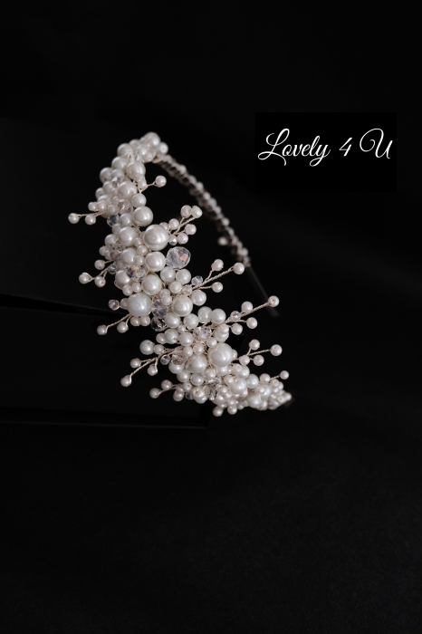 coroniță mireasă, diademă mireasă, accesoriu păr mireasă, coroniță handmade, coroniță cu perle, diademă elegantă, bijuterii mireasă, accesorii păr nuntă, coroniță placată cu argint, diademă cu cristale, accesorii elegante mireasă, coroniță delicată, diademă premium, accesoriu păr sofisticat, coroniță romantică, bijuterii handmade, accesoriu păr de lux, coroniță deosebită, accesorii păr mireasă elegante, diademă strălucitoare, coroniță rafinată, accesoriu păr personalizat, coroniță pentru bucle lejere, diademă pentru coc, accesorii Lovely 4 U, bijuterii nuntă, coroniță pentru coafuri deosebite, coroniță cu pietricele, diademă mireasă handmade, accesorii de păr rafinate, coroniță pentru coafuri romantice, bijuterii placate cu argint, diademă personalizabilă, accesoriu mireasă premium, coroniță pentru coafuri elegante, bijuterii fine mireasă. [6]