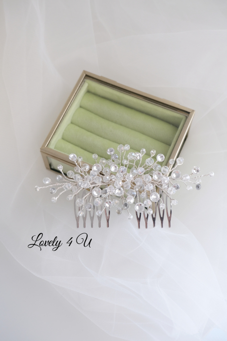 DIADEMA MIREASA CU CRISTALE, DIADEMA, ACCESORIU PAR MIREASA, CORONITA MIREASA, DIADEMA CU CRISRALE, AGRAFA PAR MIREASA, PIEPTAN VOAL MIREASA, MIREASA 2021, BIJUTERII MIREASA, ACCESORII LOVELY 4 U, BIJUTERII NUNTA, SET DIADEMA SI CERCEI MIREASA, DIADEMA CU PARUL DESFACUT, ACCESORII DE PAR PENTRU MIRESE, COAFURI MIREASA CU PARUL DESFACUT SI DIADEMA [7]