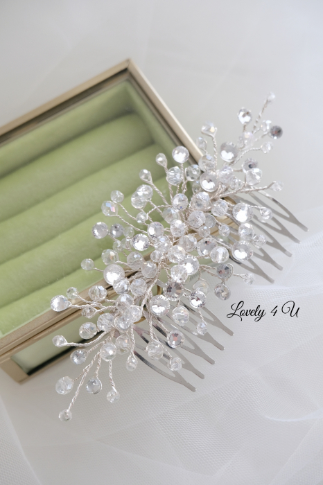 DIADEMA MIREASA CU CRISTALE, DIADEMA, ACCESORIU PAR MIREASA, CORONITA MIREASA, DIADEMA CU CRISRALE, AGRAFA PAR MIREASA, PIEPTAN VOAL MIREASA, MIREASA 2021, BIJUTERII MIREASA, ACCESORII LOVELY 4 U, BIJUTERII NUNTA, SET DIADEMA SI CERCEI MIREASA, DIADEMA CU PARUL DESFACUT, ACCESORII DE PAR PENTRU MIRESE, COAFURI MIREASA CU PARUL DESFACUT SI DIADEMA [5]