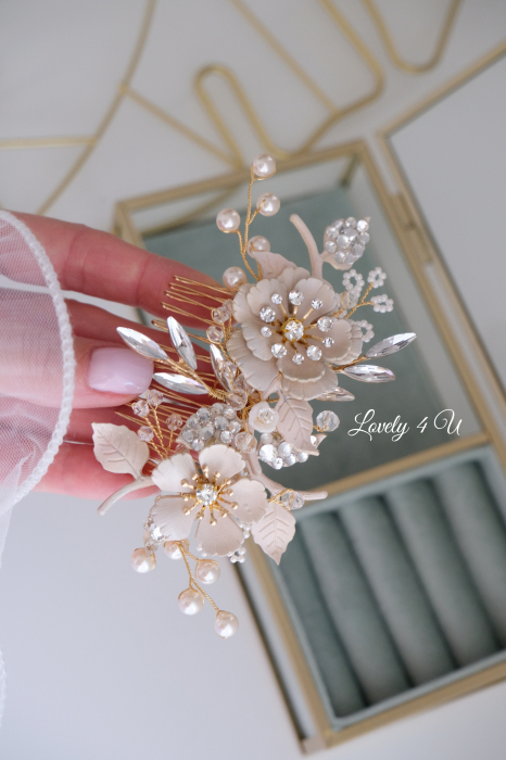 **Titlul Imaginii Principale:**   Diadema Mireasă NORVINA – Accesoriu Floral Handmade cu Perle Swarovski și Cristale, Placată cu Aur, Elegant și Rafinat, Bijuterii Unicat Lovely 4 U, Accesoriu de Păr Mireasă, Coroniță Delicată pentru Nuntă, Accesorii Handmade RomâniaPIEPTAN MIREASA, DIADEMA MIREASA, ACCESORIU PAR MIREASA, ACCESORII DE PAR MIRESE, ACCESORII NUNTA, ACCESORII CU PERLE, DIADEMA CU PERLE, PIEPTAN VOAL MIREASA, BIJUTERII PAR MIREASA, CORONITA, TIARA, swarovski, DIADEME SWAROVSKI, DIADEME MIRESE, PERLE SWAROVSKI , DIADEMA CU FLORI, DIADEMA CU FRUNZE, DIADEME CU PIEPRICELE [4]