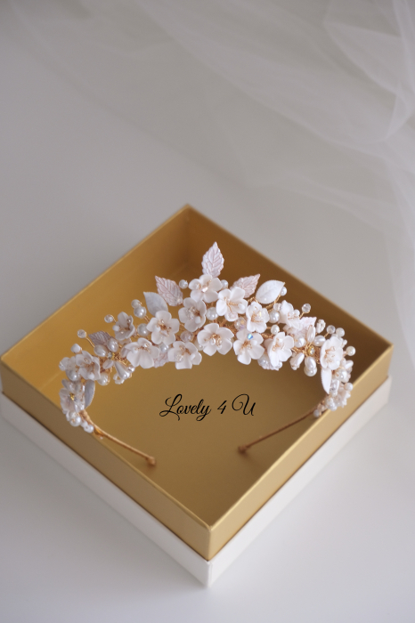 CORONITA CU FLORI, DIADEMA MIREASA, FLORI CIRES, ACCESORII DE LUX MIREASA, BIJUTERII DE LUX, COAFURI MIREASA, CORONITE MIREASA 2024, ACCESORII DE PAR MIREASA, COROANA MIREASA CU FLORI, MIREASA 2024 [10]