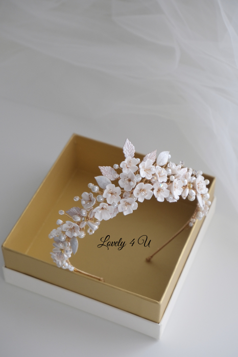 CORONITA CU FLORI, DIADEMA MIREASA, FLORI CIRES, ACCESORII DE LUX MIREASA, BIJUTERII DE LUX, COAFURI MIREASA, CORONITE MIREASA 2024, ACCESORII DE PAR MIREASA, COROANA MIREASA CU FLORI, MIREASA 2024 [7]