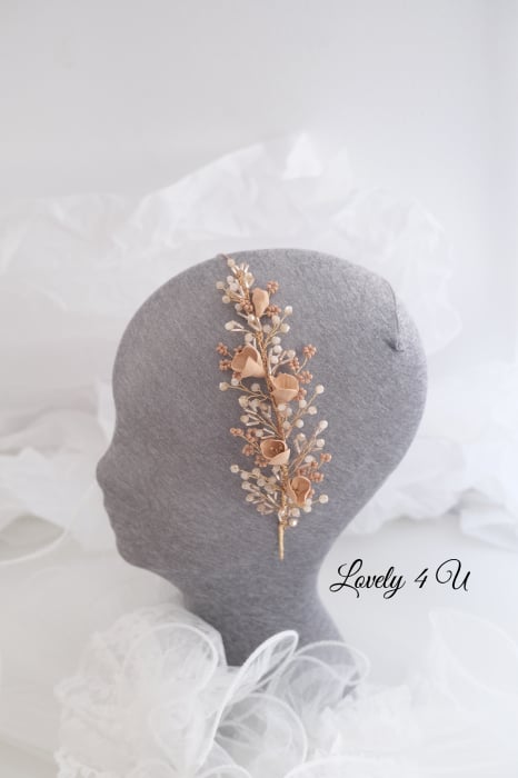 coroniță mireasă aurie, coroniță handmade nuntă, accesoriu păr mireasă, diademă cu flori, coroniță placată cu aur, coroniță asimetrică, coroniță eveniment elegant, coroniță romantică, coroniță cununie civilă, bijuterie păr mireasă, coroniță handmade România, Lovely 4 U, coroniță flori cristale, coroniță păr cu pietre, bentita mireasă unicat, accesoriu de păr handmade, coronita mireasa boho chic, coronita aurie nunta, [7]