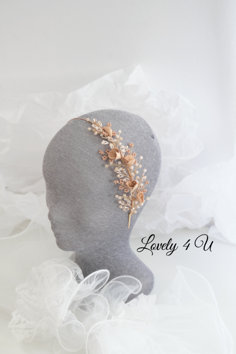 coroniță mireasă aurie, coroniță handmade nuntă, accesoriu păr mireasă, diademă cu flori, coroniță placată cu aur, coroniță asimetrică, coroniță eveniment elegant, coroniță romantică, coroniță cununie civilă, bijuterie păr mireasă, coroniță handmade România, Lovely 4 U, coroniță flori cristale, coroniță păr cu pietre, bentita mireasă unicat, accesoriu de păr handmade, coronita mireasa boho chic, coronita aurie nunta, [6]