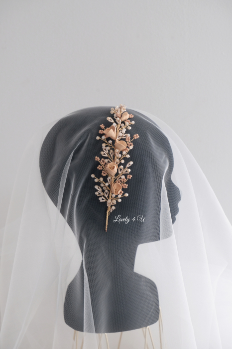 coroniță mireasă aurie, coroniță handmade nuntă, accesoriu păr mireasă, diademă cu flori, coroniță placată cu aur, coroniță asimetrică, coroniță eveniment elegant, coroniță romantică, coroniță cununie civilă, bijuterie păr mireasă, coroniță handmade România, Lovely 4 U, coroniță flori cristale, coroniță păr cu pietre, bentita mireasă unicat, accesoriu de păr handmade, coronita mireasa boho chic, coronita aurie nunta, [12]