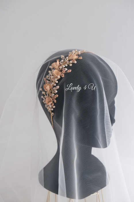 coroniță mireasă aurie, coroniță handmade nuntă, accesoriu păr mireasă, diademă cu flori, coroniță placată cu aur, coroniță asimetrică, coroniță eveniment elegant, coroniță romantică, coroniță cununie civilă, bijuterie păr mireasă, coroniță handmade România, Lovely 4 U, coroniță flori cristale, coroniță păr cu pietre, bentita mireasă unicat, accesoriu de păr handmade, coronita mireasa boho chic, coronita aurie nunta, [10]