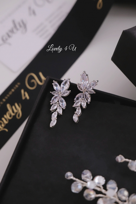 Cercei Mireasă SELLY – Eleganță și Strălucire, Cercei Zirconiu Cubic AAA Placati cu Rodiu, Cercei Eleganți Argintii pentru Mireasă, Cercei de Lux cu Strălucire de Diamant, Bijuterii de Mireasă – Cercei SELLY Handmade, Cercei Statement pentru Ocazii Speciale, Cercei Rafinați pentru Nuntă și Evenimente, Cercei Argintii cu Pietricele de Zirconiu, Cercei pentru Mireasă – Design Sofisticat, Cercei SELLY – Strălucire și Eleganță Premium,Cercei mireasa, Bijuterii mireasa, cercei mireasa cu pietricele, cercei cu șurub, CERCEI LOVELY 4 U [7]