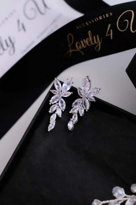 Cercei Mireasă SELLY – Eleganță și Strălucire, Cercei Zirconiu Cubic AAA Placati cu Rodiu, Cercei Eleganți Argintii pentru Mireasă, Cercei de Lux cu Strălucire de Diamant, Bijuterii de Mireasă – Cercei SELLY Handmade, Cercei Statement pentru Ocazii Speciale, Cercei Rafinați pentru Nuntă și Evenimente, Cercei Argintii cu Pietricele de Zirconiu, Cercei pentru Mireasă – Design Sofisticat, Cercei SELLY – Strălucire și Eleganță Premium,Cercei mireasa, Bijuterii mireasa, cercei mireasa cu pietricele, cercei cu șurub, CERCEI LOVELY 4 U [5]